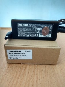 Jual charger adaptor laptop toshiba 19V 1.58A original Yogyakarta